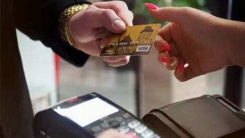 Visa与Mastercard就卡交易费上涨回应英国财政部委员会