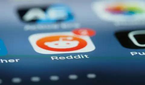 Reddit IPO定价65亿美元估值,社交媒体重返公开市场