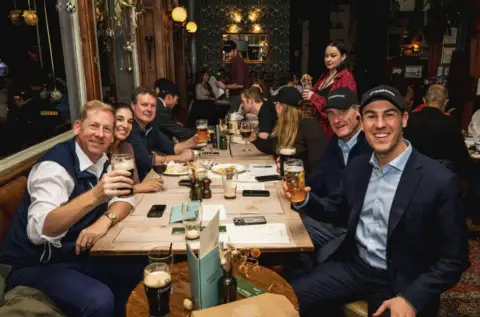 Robinhood 在英国推出酒吧知识竞猜之夜,推动金融知识普及