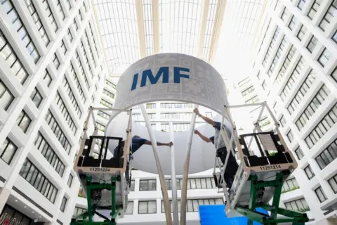 IMF上调全球增长预期至3.3%,但警告地缘政治风险与AI估值脆弱性