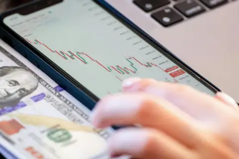 外汇交易自动化趋势加速:2025年全球日均交易量达9.6万亿美元,算法交易占比超92%