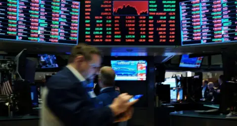 机构外汇交易量4月环比下降24% 3月创纪录后回归常态