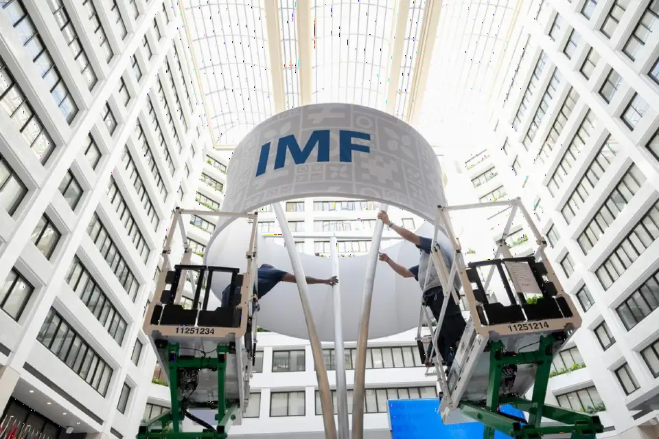 IMF上调全球增长预期至3.3%,但警告地缘政治风险与AI估值脆弱性