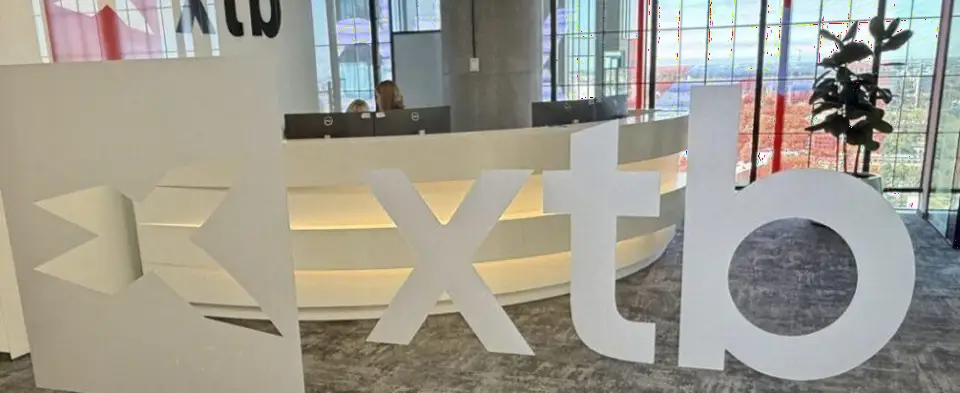 XTB 2025年创纪录业绩:全年收入21.47亿波兰兹罗提暴增14.6%,Q4收入6.101亿兹罗提飙升63%,活跃客户激增69.7%至近119万,2026年强势进军现货加密与期权交易