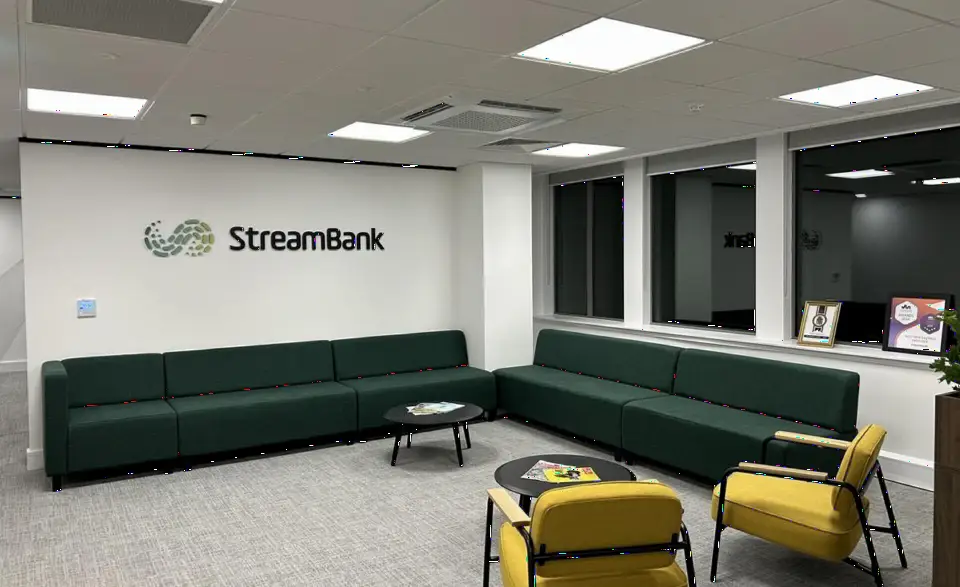 Alex Pusco旗下StreamBank 2026财年营收增长6%,亏损达290万英镑