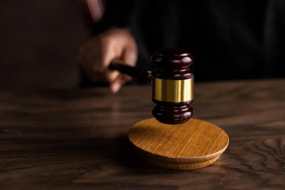 前金融服务董事 Ashley Arandez 因欺诈等罪名获刑五年半