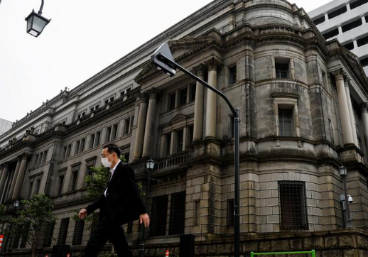随着刺激措施出台，日本央行下调了对明年经济增长的预期