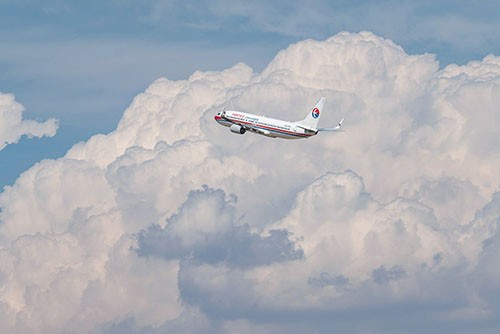 杰富瑞将美国航空股票评级上调为持有,目标价升至25美元
