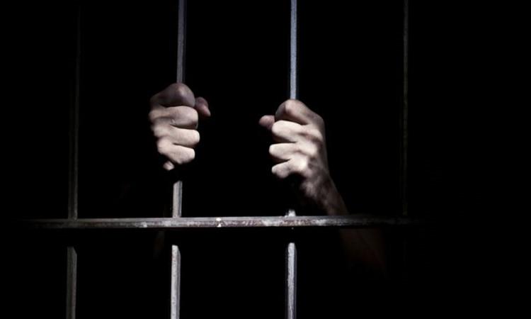 Prison-hands-760x400_ 副本