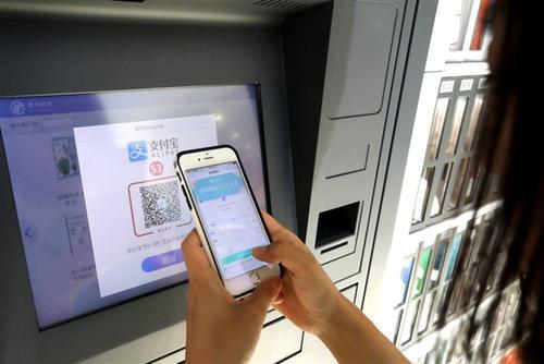 美媒:现金支付方式效率低下 带来巨大经济损失