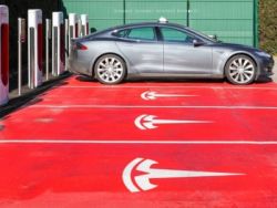 美股异动 | 新能源汽车股普涨 特斯拉(TSLA.US)涨近2%