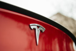 特斯拉(TSLA.US)回应召回:主动巡航控制功能可能被驾驶员误激活,在极端情况下存在安全隐患