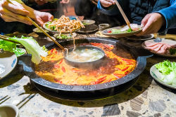 富瑞:维持颐海国际(01579)“持有”评级 目标价下调41.7%至56港元 行业市场面临竞争加剧