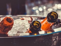 中金:食品饮料业受益内循环加速及消费升级 看好青岛啤酒(00168)、农夫山泉(09633)、周黑鸭(01458)