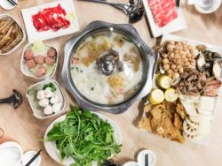 颐海国际(01579):三个月市值“腰斩”,复合调味料白马“驾鹤”而去?