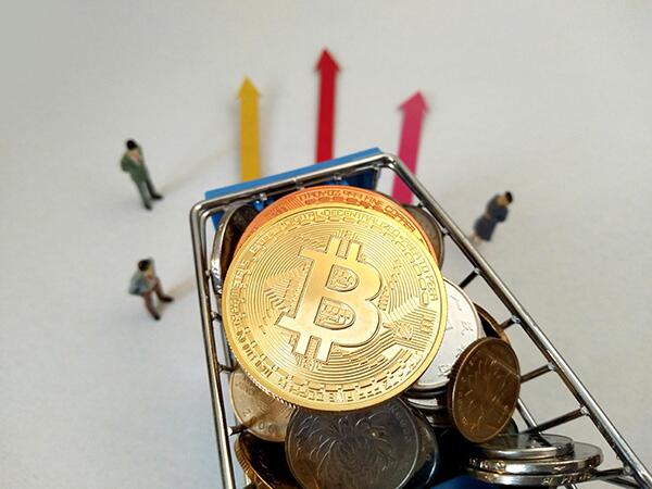 比特币价格一路狂飙，媒体：年轻人加杠杆“炒币”，危险