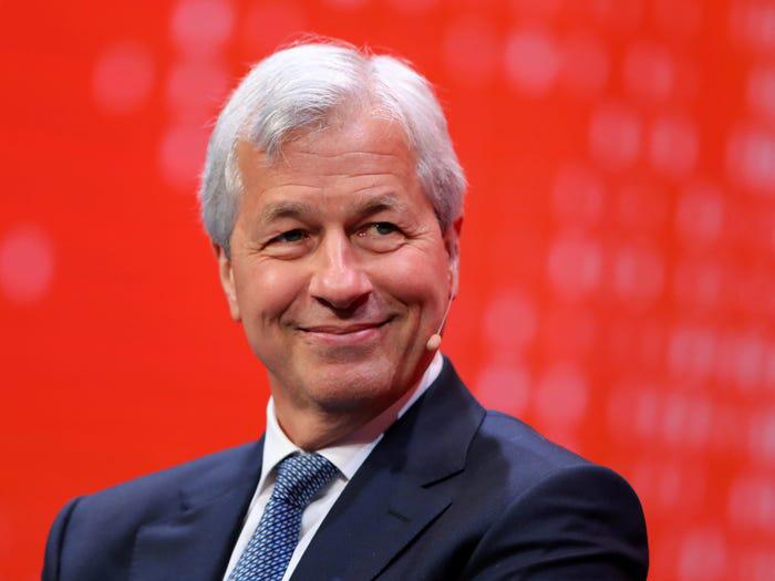 摩根大通董事长 Jamie Dimon 认为交易热潮已经结束,操盘高手 Paul Tudor Jones 加倍押注比特币
