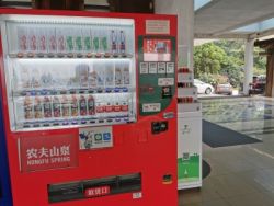 连续九年国内包装饮用水市场占有率第一,农夫山泉(09633)如何讲好饮水思“源”的故事?