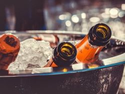 港股异动 | 青岛啤酒(00168)涨超6%领涨啤酒股 龙头率先宣布涨价 啤酒高端化有望超预期