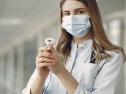 研究显示:注射Moderna(MRNA.US)疫苗产生的抗体数量是辉瑞(PFE.US)的两倍多