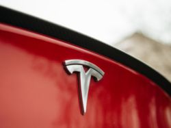 “木頭姐”:特斯拉(TSLA.US)股價明年能上3000美元就清倉,明年電動車均價將低于燃油車