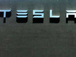 新能源車板塊拉升，特斯拉(TSLA.US)轉漲超3.5%
