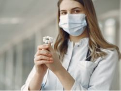 FDA批準Moderna(MRNA.US)和輝瑞(PFE.US)新冠疫苗加強針用于所有成年人