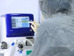 信達生物(01801)放量跌13%,再創年內新低 北水月度減倉1個百分點